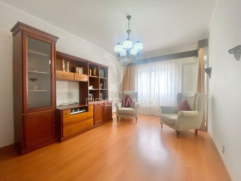 Apartment T3 Almada - marquee, balcony, quiet area, lots of natural light