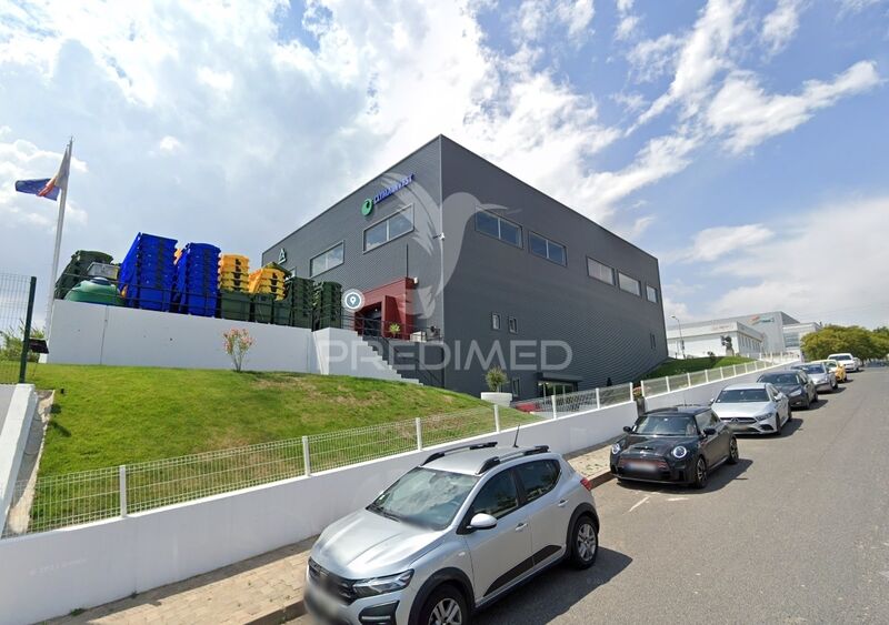 Armazém Industrial com 700m2 Loures