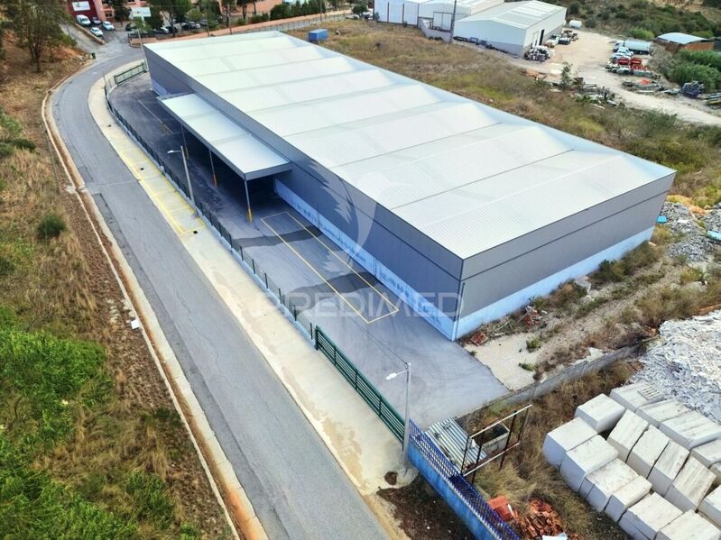 Armazém Industrial com 1000m2 Alcanena - ar condicionado, wc, estacionamento, fácil acesso