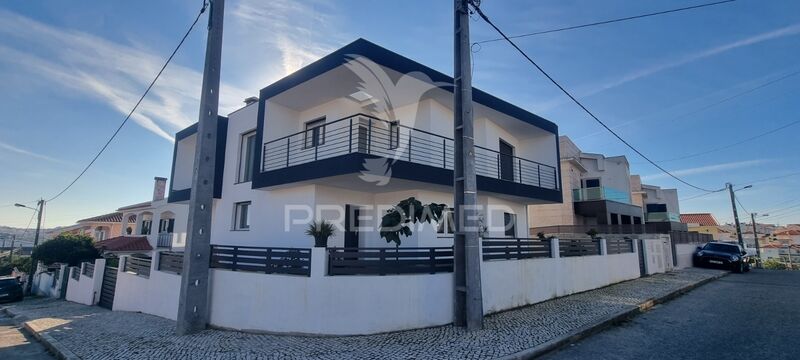 House V5 Almada - balcony, swimming pool, balconies, automatic gate, garden, plenty of natural light, garage