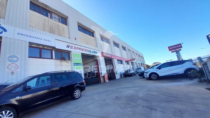 Armazém Industrial com 465m2 Sintra