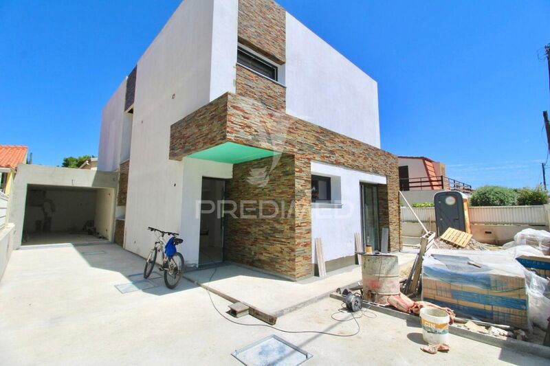 House V4 Almada - parking lot, double glazing, air conditioning, barbecue, swimming pool, balcony, floating floor, garage