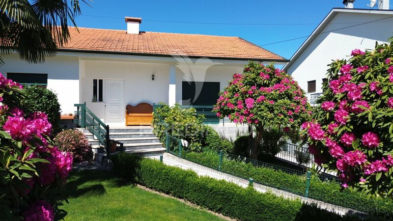 House 3 bedrooms Amarante - air conditioning, fireplace, garden