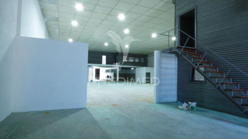 Warehouse with 800sqm Matosinhos - toilet, parking lot, reception