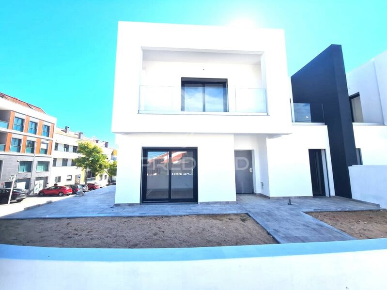 House V4 Luxury Corroios Seixal - swimming pool, balcony, garage