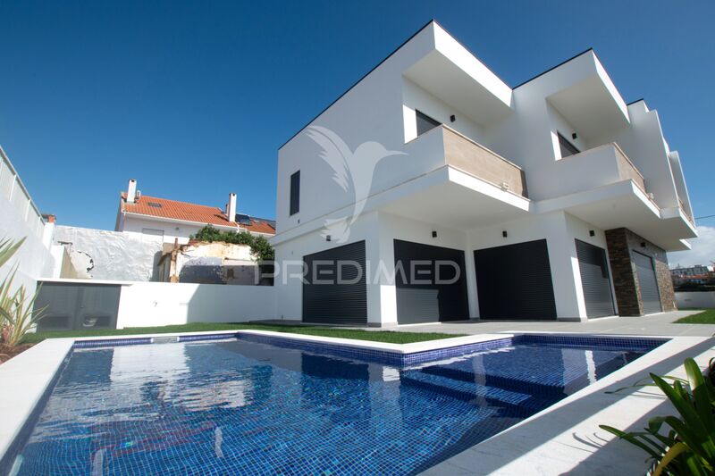 Casa nova V3 Corroios Seixal - varanda, garagem, piscina, painéis solares, jardim, muita luz natural, vidros duplos