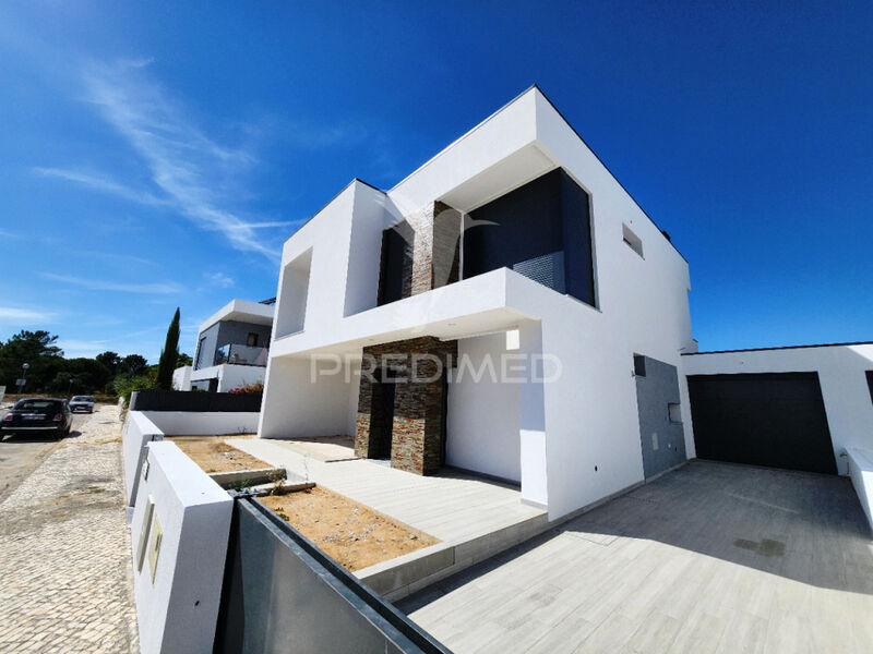 House Isolated V3 Setúbal - garage, swimming pool, balcony, parking lot, solar panels, garden, equipped kitchen, double glazing