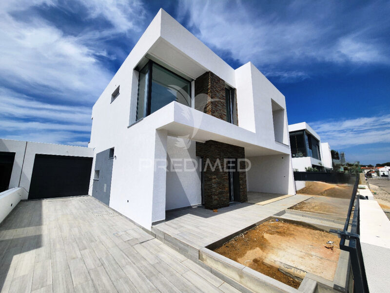 House Isolated under construction V3 Setúbal - garage, swimming pool, balcony, parking lot, solar panels, garden, equipped kitchen, double glazing