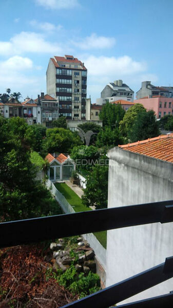 Prédio bem localizado Porto