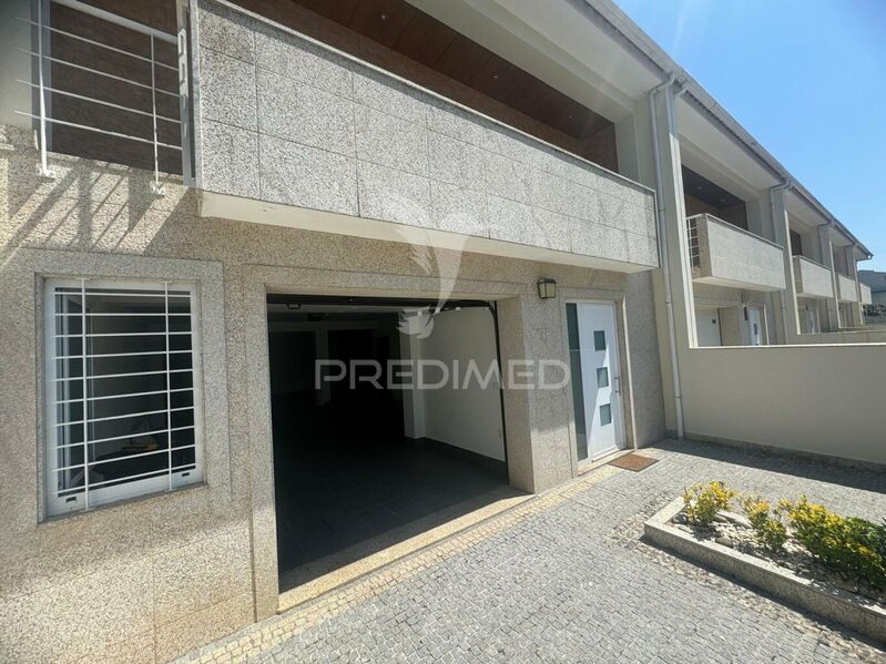 Moradia V3 Souto (Santa Maria) Guimarães - garagem, terraço, ar condicionado, jardim, painéis solares, caldeira, cozinha equipada, vidros duplos