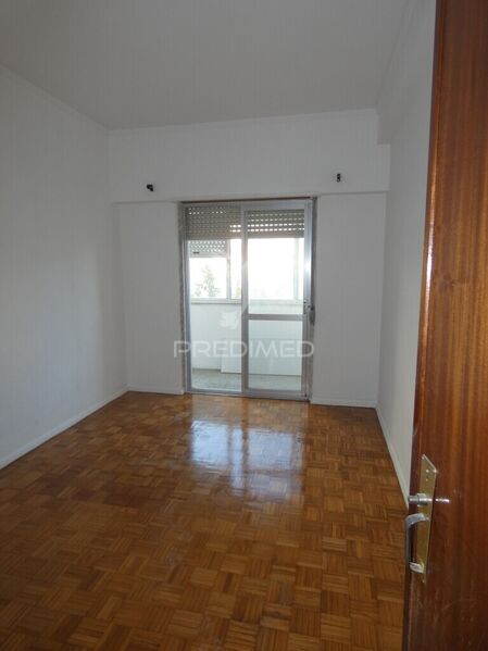 Apartamento Renovado T2 Loures - r/c, varandas, excelente localização, 1º andar, zona muito calma