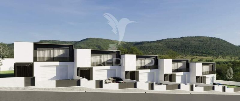 Casa nova V3 Priscos Braga - portão automático, garagem, ar condicionado, jardim, alarme, painel solar