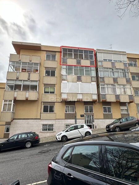 Apartamento em bom estado T1 Benfica Lisboa - marquise
