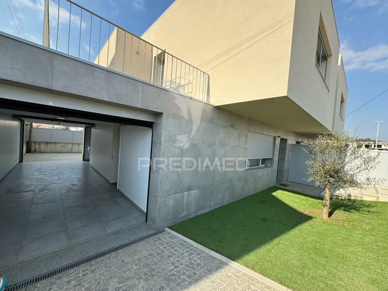 Moradia V3 Felgueiras - piso radiante, piscina, terraço, painéis solares, alarme, ar condicionado