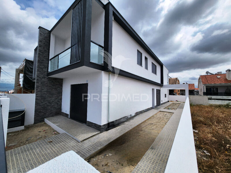 House nouvelle V4 Fernão Ferro Seixal - garden, barbecue, balcony, double glazing, fireplace, equipped kitchen