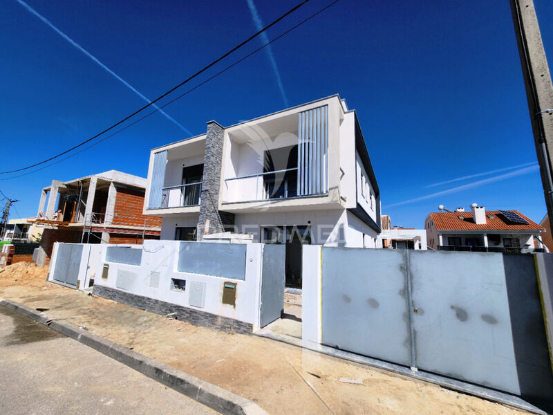 House nouvelle V4 Fernão Ferro Seixal - garden, barbecue, balcony, double glazing, fireplace, equipped kitchen