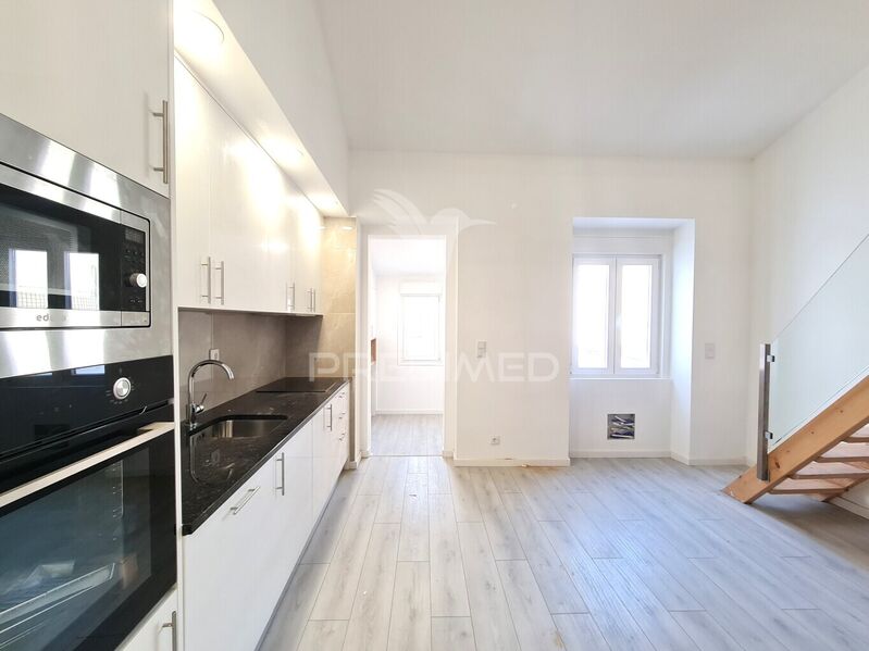 Apartamento T2 Remodelado São Domingos de Benfica Lisboa - 1º andar, arrecadação, vidros duplos, muita luz natural, jardim