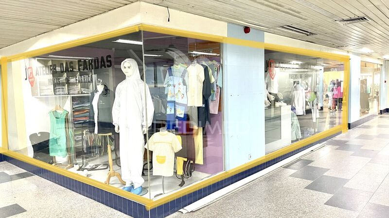 Shop in the center Almada - storefront