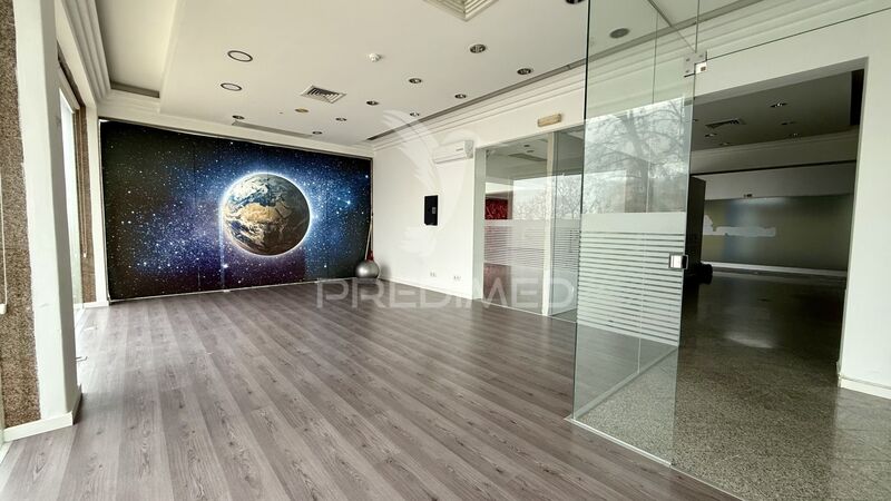 Shop in the center Almada - storefront, air conditioning