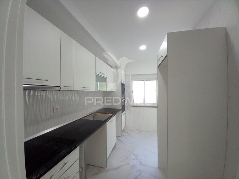 Apartamento T2 Remodelado em zona central Amora Seixal - vidros duplos, varanda