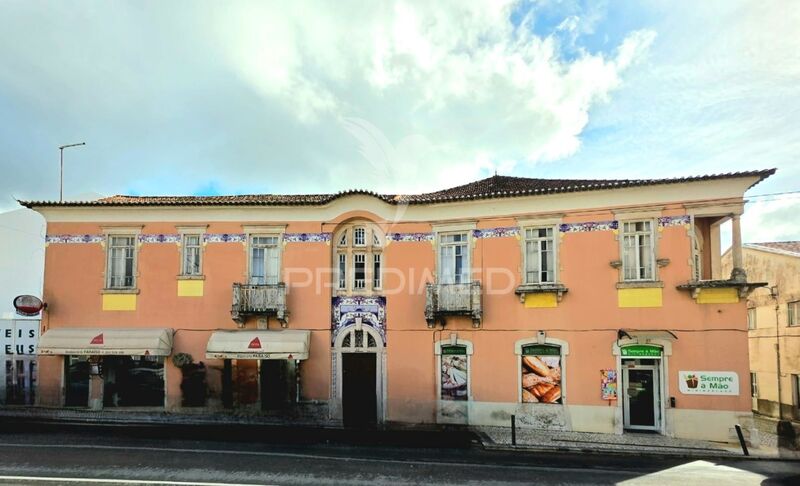 Prédio Urbano no centro Benedita Alcobaça - logradouro, varanda, localização privilegiada, terraço