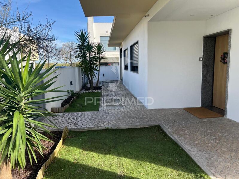 House 4 bedrooms Isolated excellent condition Santo António da Charneca Barreiro - garden, terrace, balcony, barbecue, fireplace, equipped kitchen, garage, double glazing, balconies