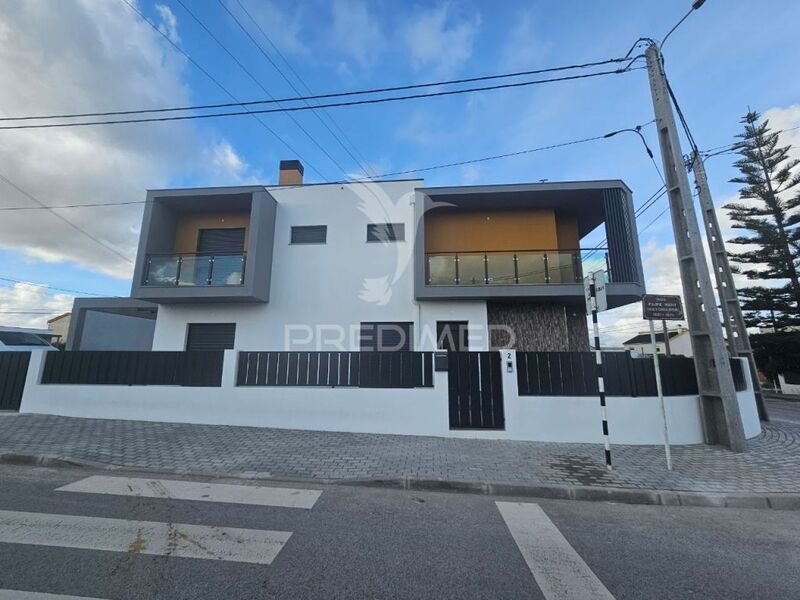 House nieuw V3 Fernão Ferro Seixal - balcony, equipped kitchen, garden, double glazing, solar panel