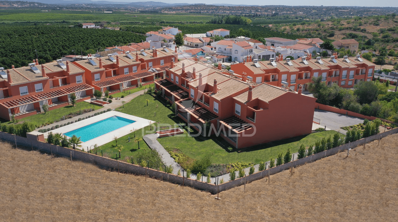 House 2 bedrooms Semidetached townhouse Silves - automatic gate, garage, gated community, garden, store room, barbecue, terrace, swimming pool