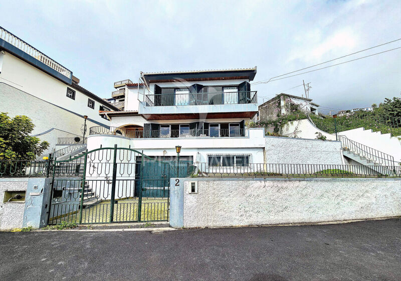 House Isolated spacious V4 Monte Funchal - terrace, air conditioning, sea view, balcony, garage, swimming pool, store room, garden