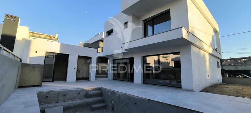 House 3 bedrooms Corroios Seixal - air conditioning, barbecue, balcony, swimming pool, fireplace, terrace, equipped kitchen