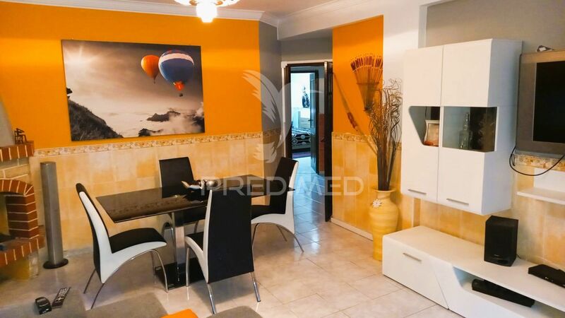 Apartamento T3 em bom estado Olhão - cozinha equipada, terraço, lareira