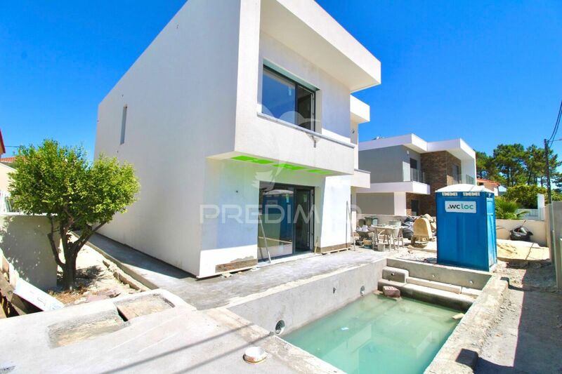 House 4 bedrooms Isolated under construction Almada - double glazing, alarm, garage, parking lot, solar panels, air conditioning, swimming pool, fireplace, balcony, garden