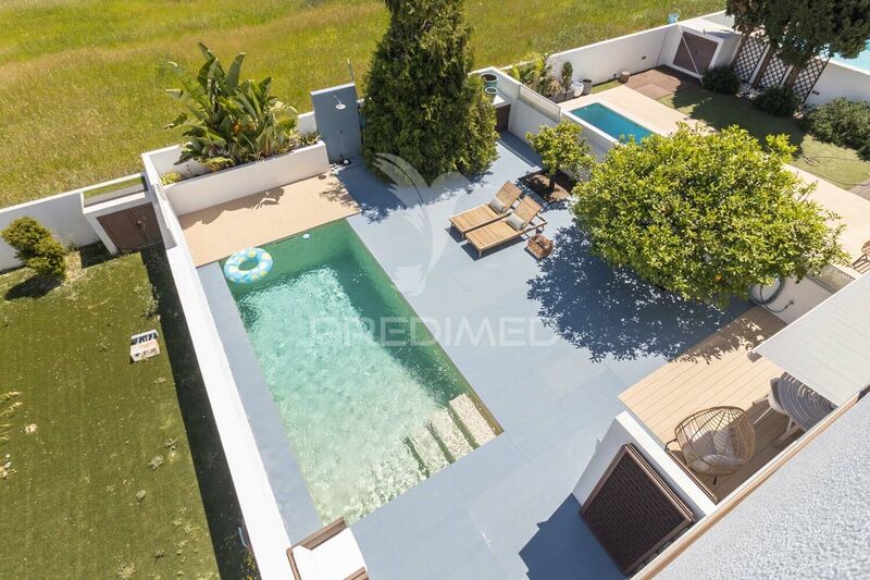 House 5 bedrooms Modern well located Santo António da Charneca Barreiro - equipped kitchen, balcony, fireplace, garden, swimming pool, garage