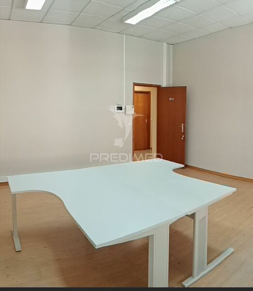 Office Refurbished in the center Paranhos Porto - plenty of natural light