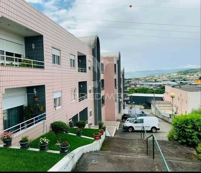 Apartamento T2 São Cristóvão (Selho) Guimarães - zona calma, varanda, lareira, 3º andar, garagem, isolamento acústico, vidros duplos