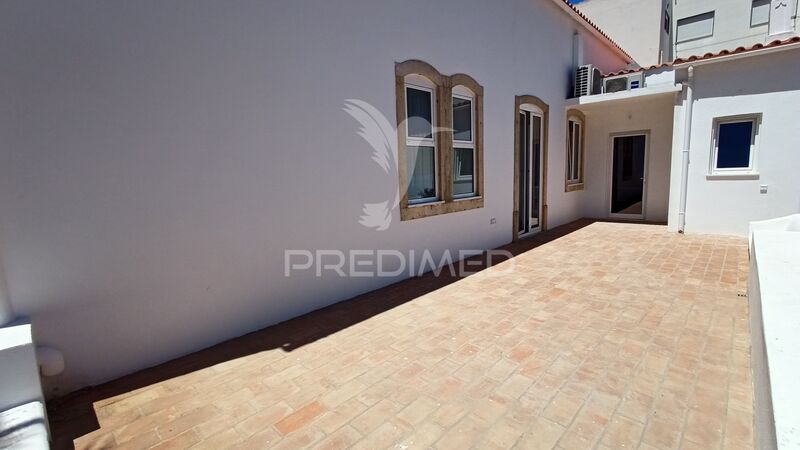 House Renovated 4 bedrooms Portimão - terrace, backyard, store room, plenty of natural light, garage, equipped kitchen
