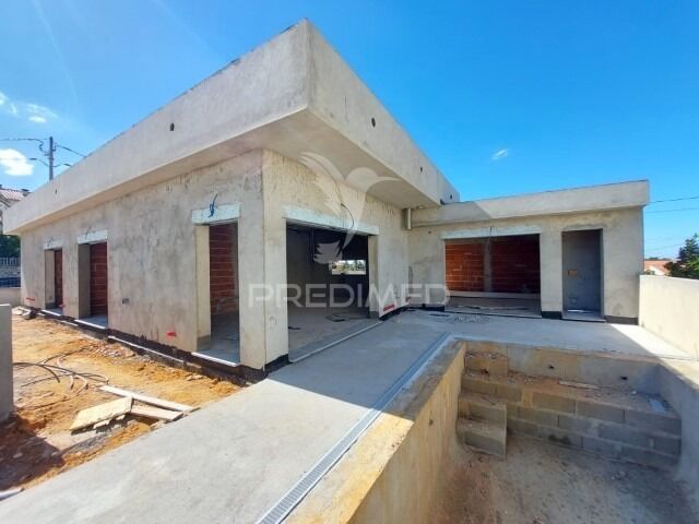 House V3 Single storey under construction Fernão Ferro Seixal - air conditioning, floating floor, equipped kitchen, solar panel, double glazing, fireplace, garage, swimming pool, barbecue