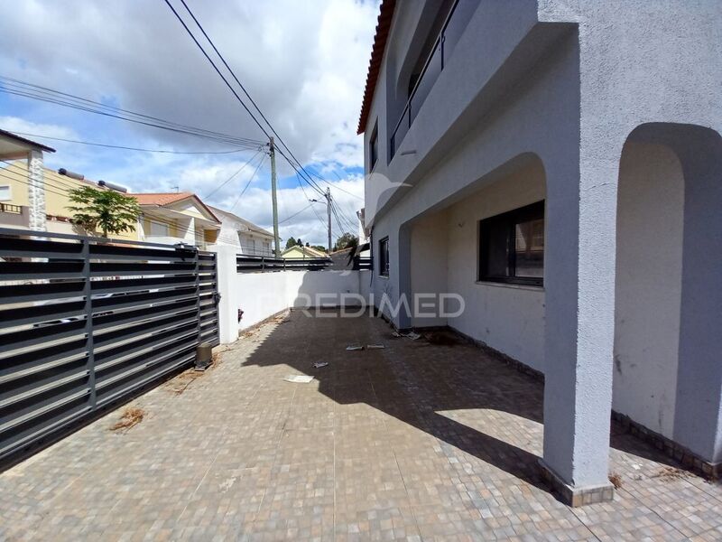 House Semidetached 5 bedrooms Amora Seixal - equipped kitchen, fireplace, quiet area, balconies, balcony, backyard