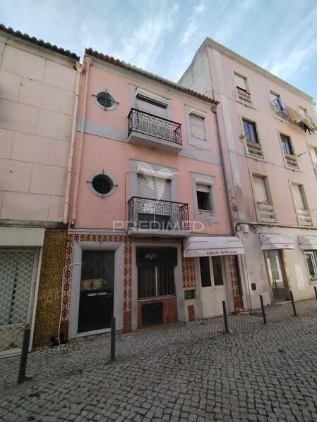 Building Commercial historic area Setúbal - privileged location