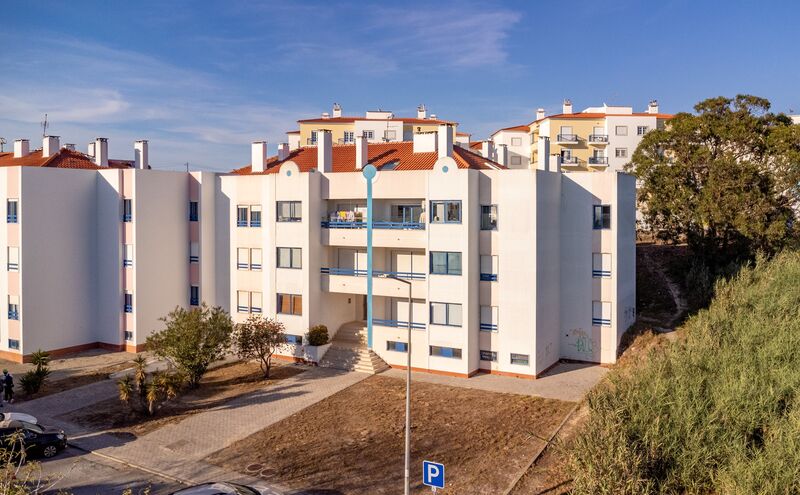 Apartment 3 bedrooms near the center Ericeira Mafra - central heating, kitchen, balcony, store room, attic, fireplace