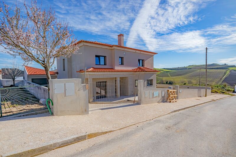 House nueva V6 Ventosa Torres Vedras - equipped kitchen, balcony, garden, automatic gate, garage, swimming pool, solar panels