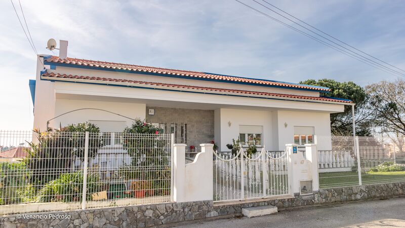 House 4 bedrooms Isolated excellent condition Ericeira Mafra - store room, balcony, attic, fireplace, garden, double glazing, equipped kitchen, swimming pool, garage