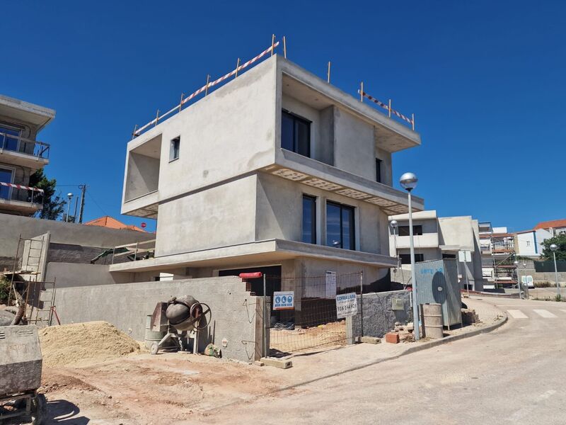 Moradia V3 de luxo em urbanização Ericeira Mafra - varanda, ar condicionado, painéis solares, alarme, cozinha equipada, jardim