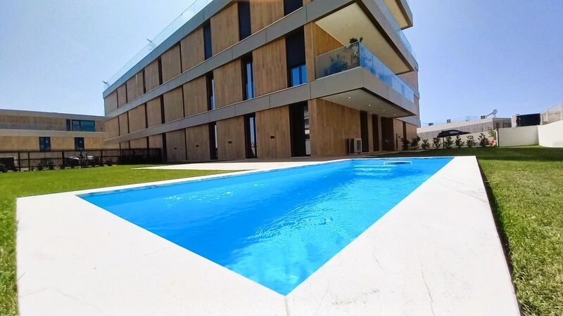 Apartamento T2 de luxo Ericeira Mafra - cozinha equipada, painéis solares, ar condicionado, garagem, jardim, piscina