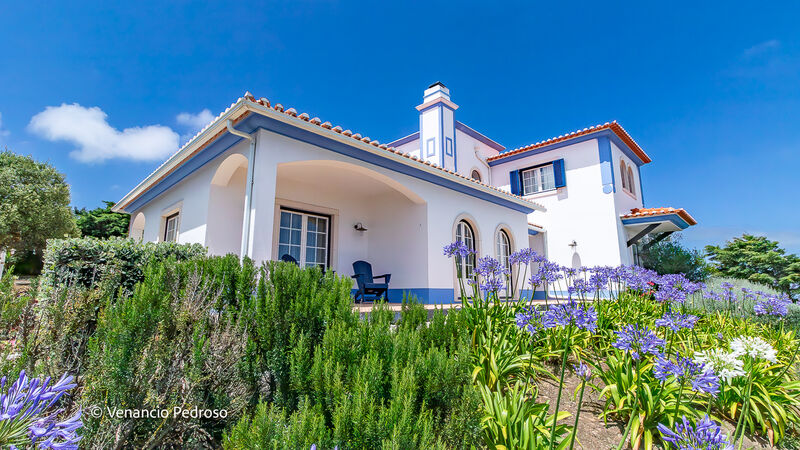 House 5 bedrooms Isolated excellent condition Encarnação Mafra - automatic gate, equipped kitchen, balcony, alarm, swimming pool, barbecue, fireplace, terrace, central heating, garage