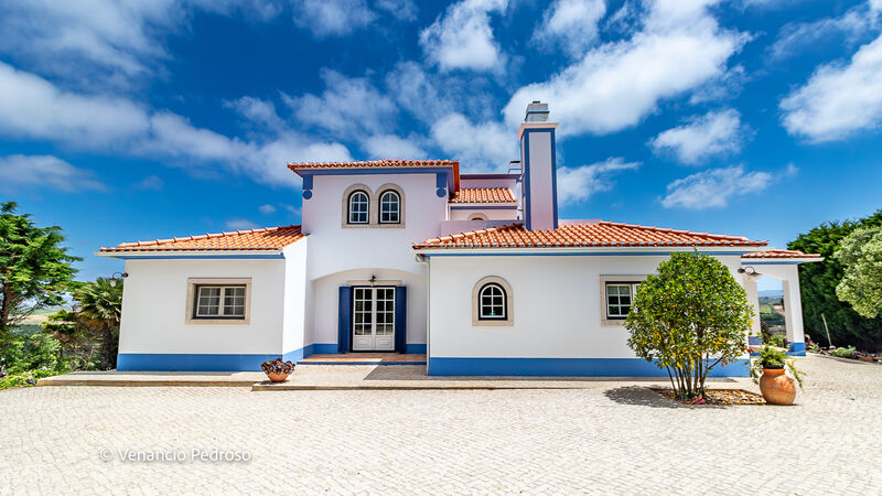 House V5 Isolated excellent condition Encarnação Mafra - automatic gate, equipped kitchen, balcony, alarm, swimming pool, barbecue, fireplace, terrace, central heating, garage