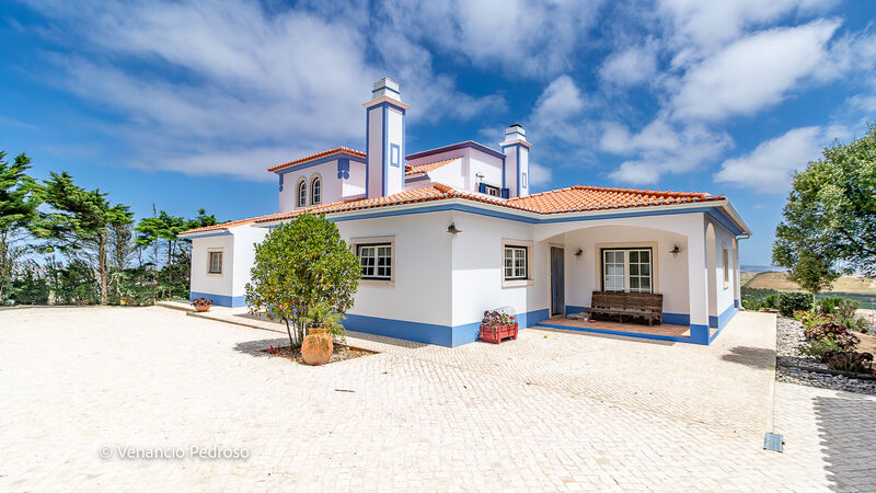 House 5 bedrooms Isolated excellent condition Encarnação Mafra - automatic gate, equipped kitchen, balcony, alarm, swimming pool, barbecue, fireplace, terrace, central heating, garage