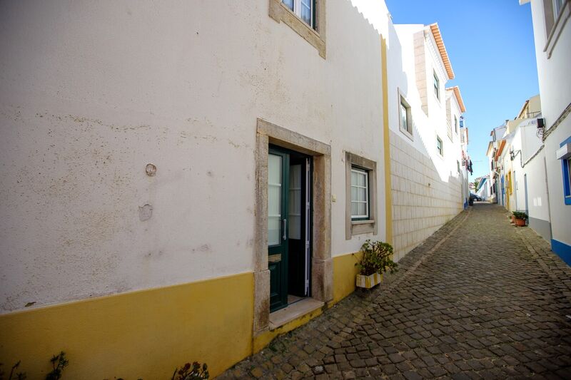 House in the center V2 Ericeira Mafra - attic, furnished, equipped kitchen, excellent location