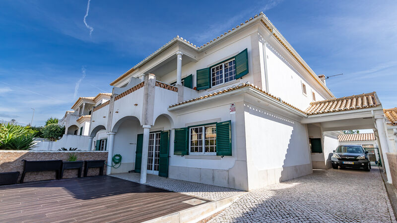 House V5 excellent condition Ericeira Mafra - equipped kitchen, fireplace, playground, green areas, barbecue, balcony, automatic gate, central heating, balconies