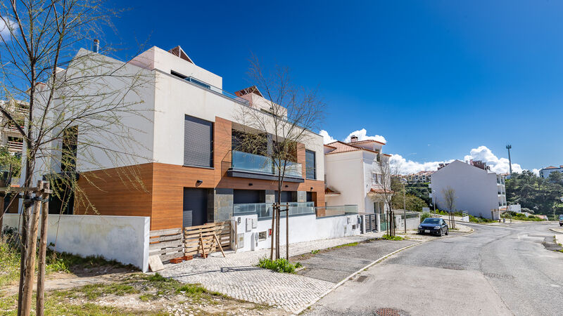 Moradia nova junto ao centro V4 Ericeira Mafra - cozinha equipada, garagem, terraço, ar condicionado, portão automático, lareira, varandas, vista mar, painéis solares, bbq